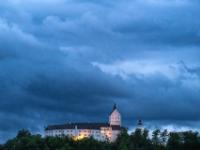 Abendlich beleuchtetes Schloß Hohenaschau bei dramatischer Wolkenstimmung